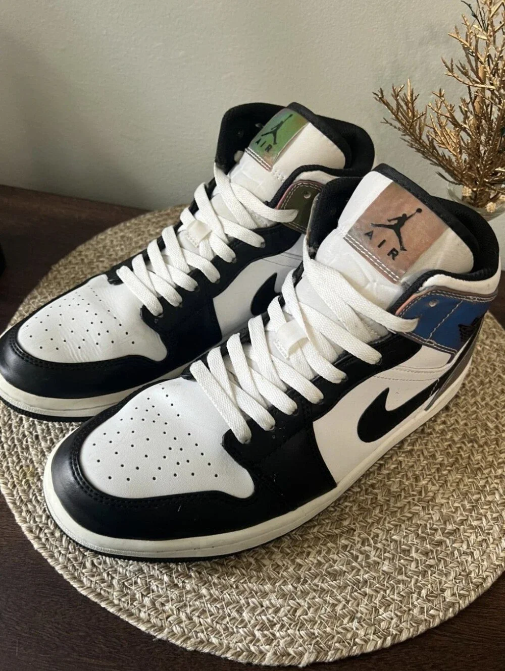 Size 9.5 - Air Jordan 1 SE Mid Heat Reactive - Color Change.